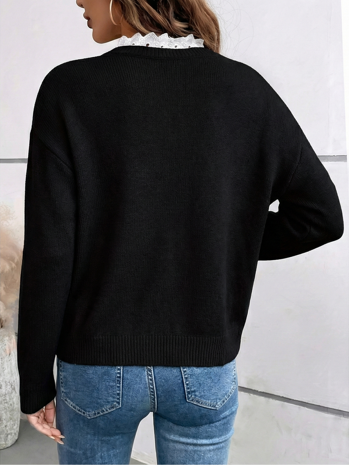Celine – Chic knitted sweater with an elegant lace collar