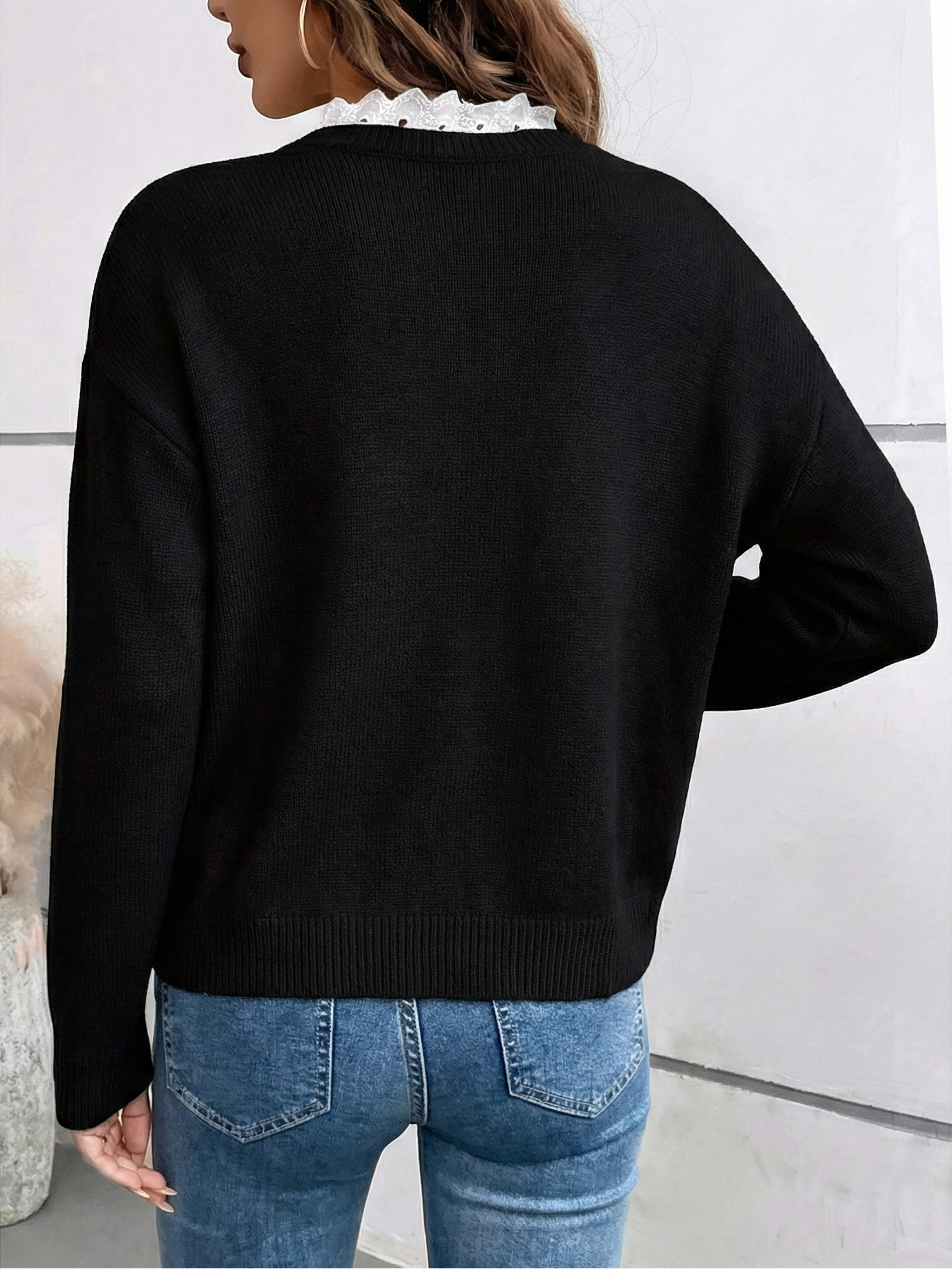 Celine – Chic knitted sweater with an elegant lace collar