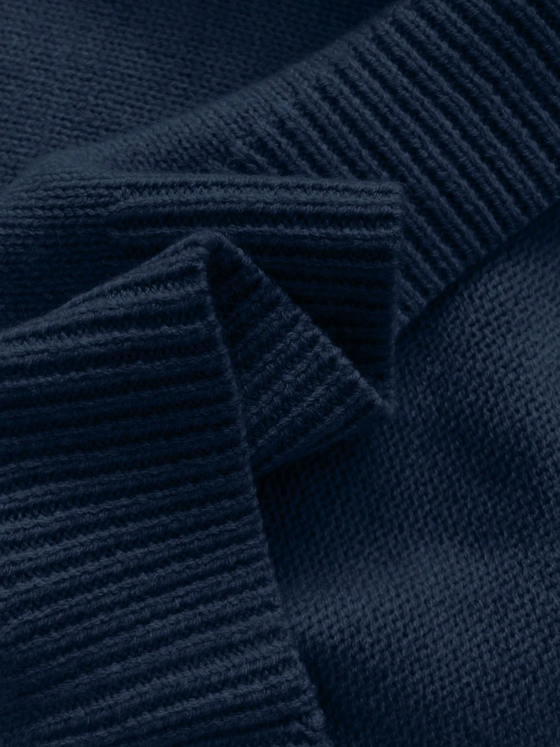 Celine – Chic knitted sweater with an elegant lace collar