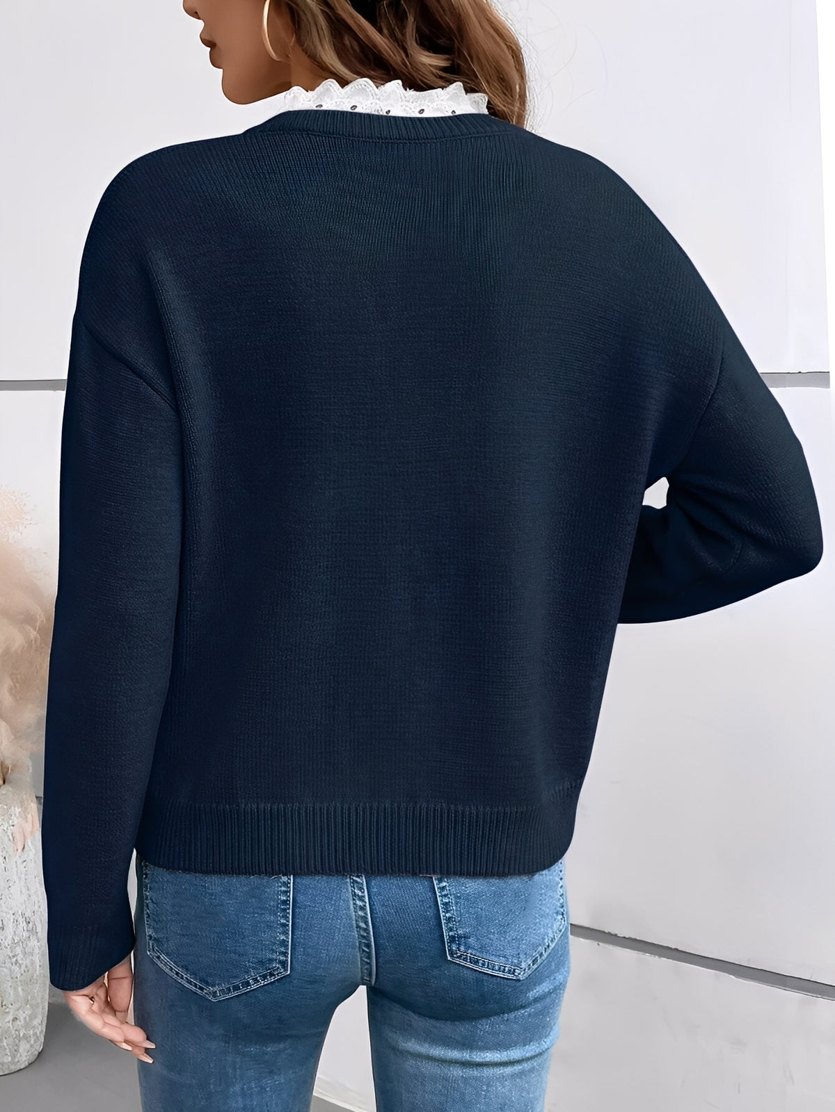 Celine – Chic knitted sweater with an elegant lace collar