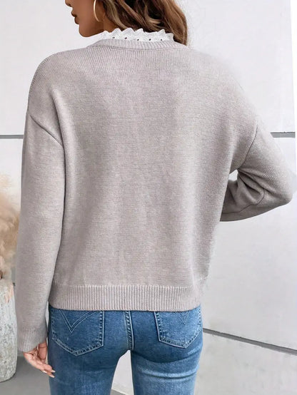 Celine – Chic knitted sweater with an elegant lace collar